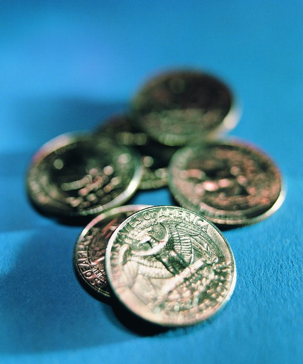 世界货币图片-金融图 蓝色桌面 硬币特写 几个