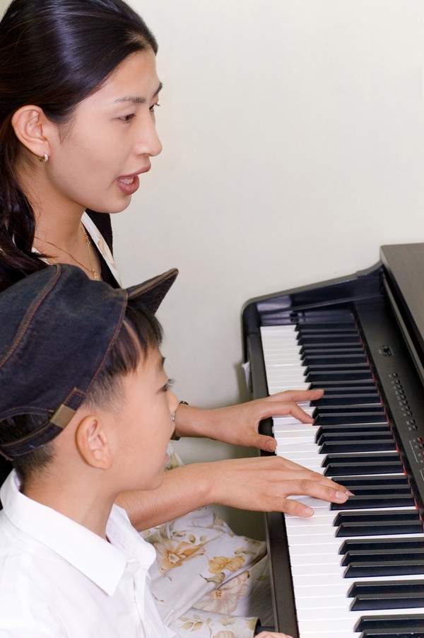 学前教育图片-儿童图 弹奏 钢琴 教唱,儿童,学前