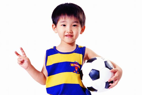 儿童表情图片-人物图 足球 V形手势 抱着足球,人