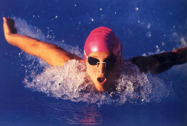水上运动图片-运动图 红色游泳帽 张开口 往前