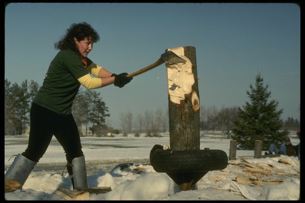 劈砍 木材 妇女 力量 斧头 娱乐休闲运动-休闲娱