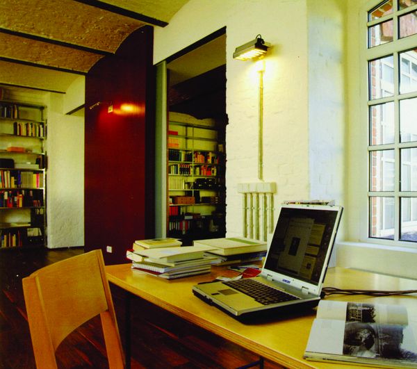 家庭办公室图片-办公室图 笔记电脑 壁灯 书籍